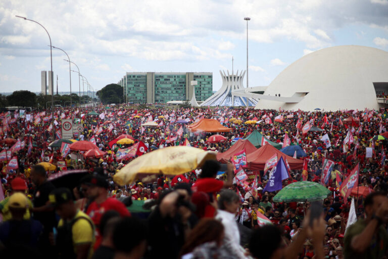 Atos pró-Lula reúnem Chico Buarque, Gilberto Gil e Daniela Mercury em capitais a uma semana do 2º turno