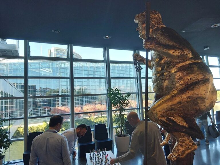 Estátua satírica de Trump no Parlamento Europeu: ‘Praga Laranja’ fica exposta até quinta