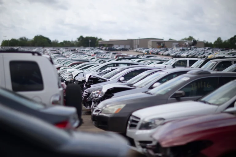 Leilão da Copart terá Porsche Taycan elétrico com desconto de até 30% sobre a tabela Fipe
