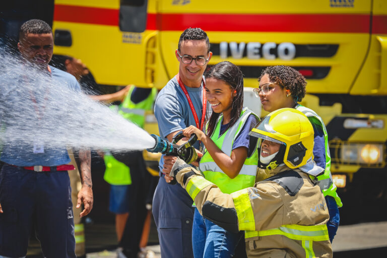 Salvador Bahia Airport recebe 50 alunos de São Cristóvão para aula sobre riscos de pipas, balões e drones